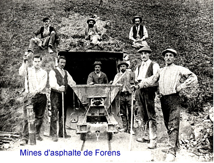 mineurs photographi&eacute;s devant la mine de Forens