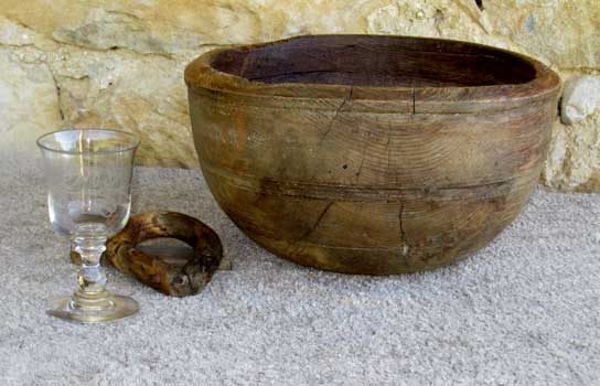 Passe lait en bois taill&eacute; dans une loupe, verre de Ch&eacute;zery et treuille