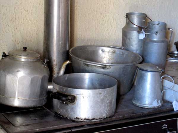 Marmites et bouilloire en aluminium